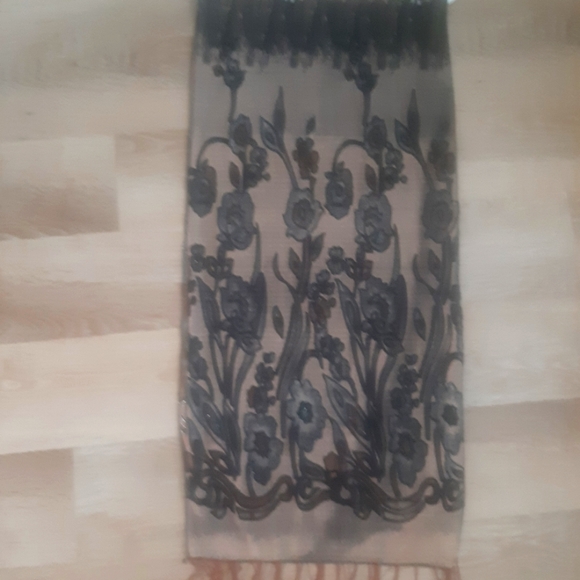 Scarf - Picture 1 of 3